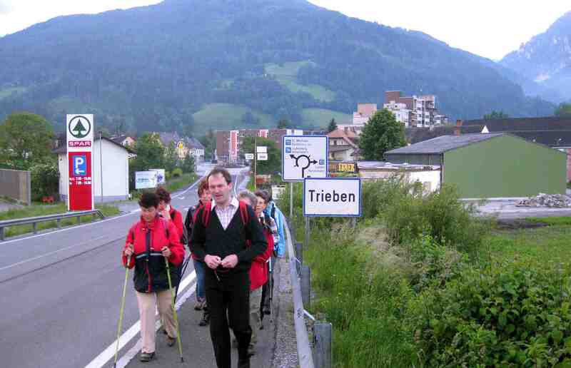 Wallfahrer beten den Rosenkranz zwischen Trieben und Frauenberg